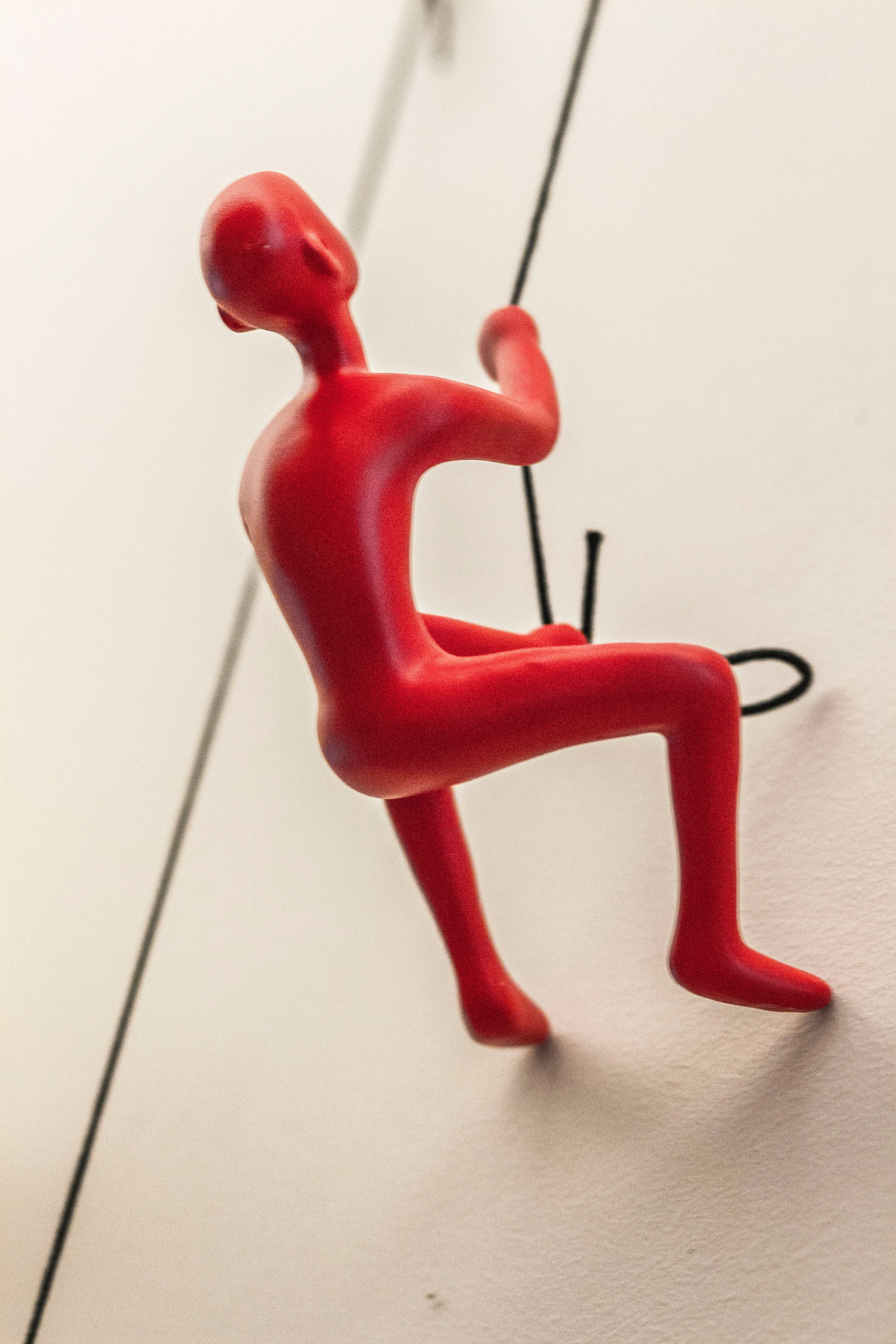 Climbing Man Home Decor Classic Wall-Art Sculpture - RED
